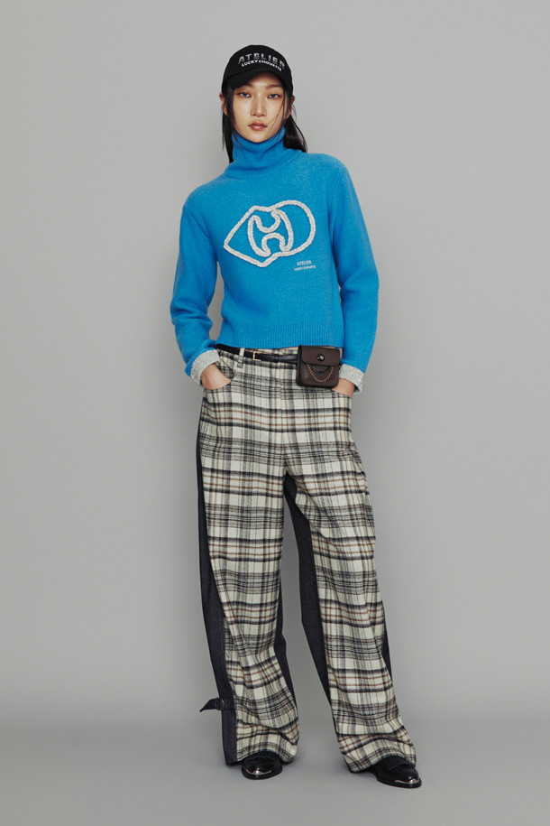 LUCKY CHOUETTE - 스웨터 - [Atelier] Big Emblem Point Turtle Neck Knit Pullover (blue)