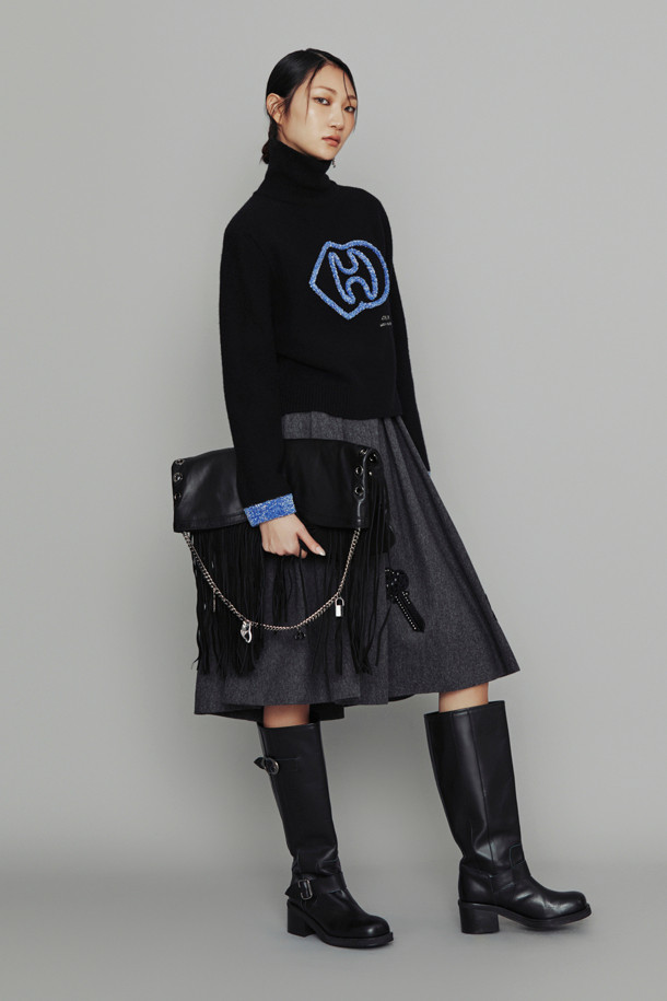 LUCKY CHOUETTE - 스웨터 - [Atelier] Big Emblem Point Turtle Neck Knit Pullover (black)