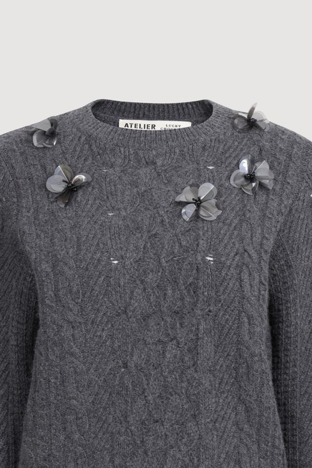 LUCKY CHOUETTE - 스웨터 - [Atelier] Cable Flower Detail Knit Pullover (dark grey)