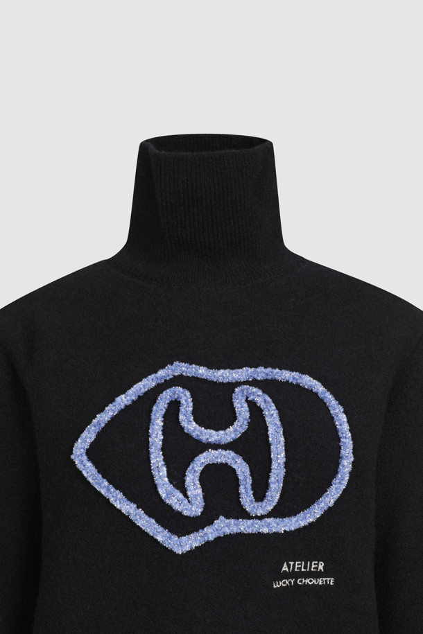 LUCKY CHOUETTE - 스웨터 - [Atelier] Big Emblem Point Turtle Neck Knit Pullover (black)