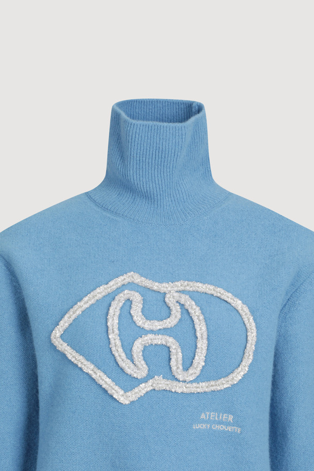 LUCKY CHOUETTE - 스웨터 - [Atelier] Big Emblem Point Turtle Neck Knit Pullover (blue)