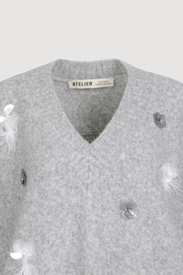 LUCKY CHOUETTE - 베스트 - [Atelier] Flower Decorated V-neck Knit Vest (melange grey)