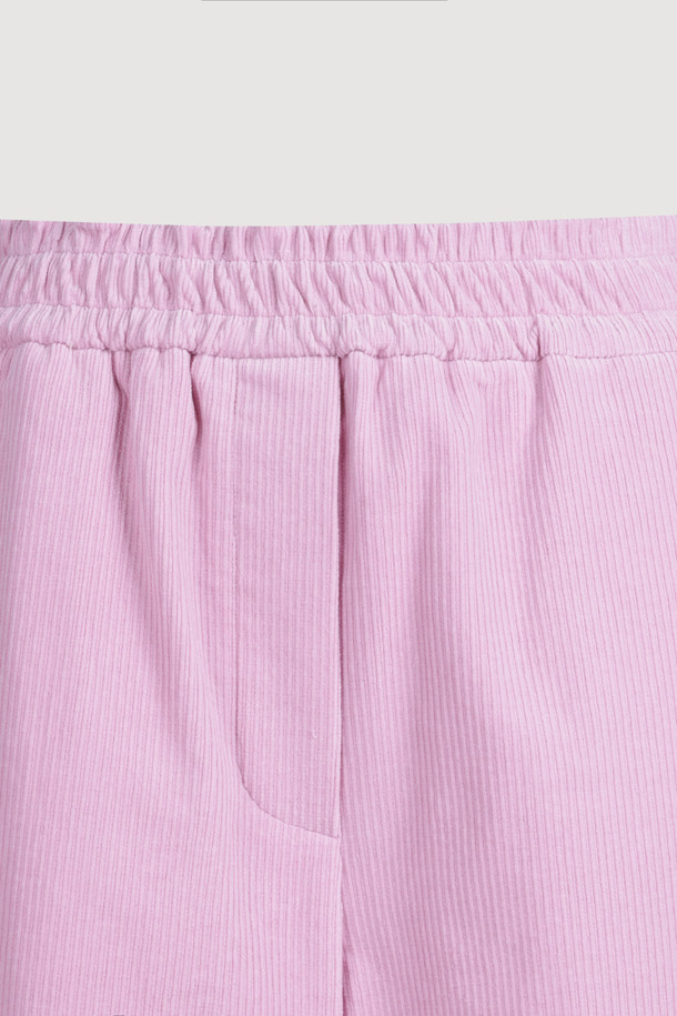 부드러운 코듀로이 소재의 여성용 핑크색 코듀로이 팬츠입니다. 허리 밴딩으로 편안하게 착용 가능하며, 넉넉한 와이드 핏과 루즈핏으로 캐주얼한 스타일을 연출합니다. 양옆 포켓과 힙 포켓, 밑단 스냅 버튼 슬릿 디테일이 특징입니다. 가을, 겨울에 동네 마실룩, 가을 나들이룩, 겨울 데일리룩 등 다양한 TPO에 활용하기 좋습니다. 미니멀, 클래식 스타일을 즐겨 입는 여성분들께 추천합니다.
