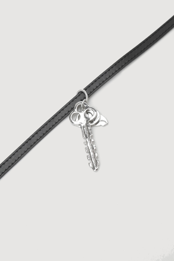 LUCKY CHOUETTE - 목걸이 - [Atelier] Key Ornament Necklace (black)