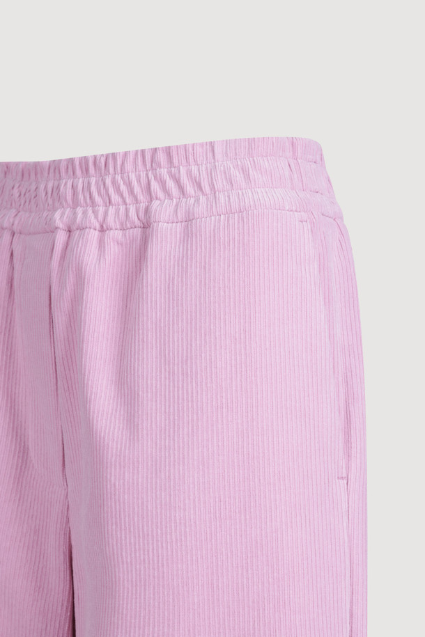 부드러운 코듀로이 소재의 여성용 핑크색 코듀로이 팬츠입니다. 허리 밴딩으로 편안하게 착용 가능하며, 넉넉한 와이드 핏과 루즈핏으로 캐주얼한 스타일을 연출합니다. 양옆 포켓과 힙 포켓, 밑단 스냅 버튼 슬릿 디테일이 특징입니다. 가을, 겨울에 동네 마실룩, 가을 나들이룩, 겨울 데일리룩 등 다양한 TPO에 활용하기 좋습니다. 미니멀, 클래식 스타일을 즐겨 입는 여성분들께 추천합니다.
