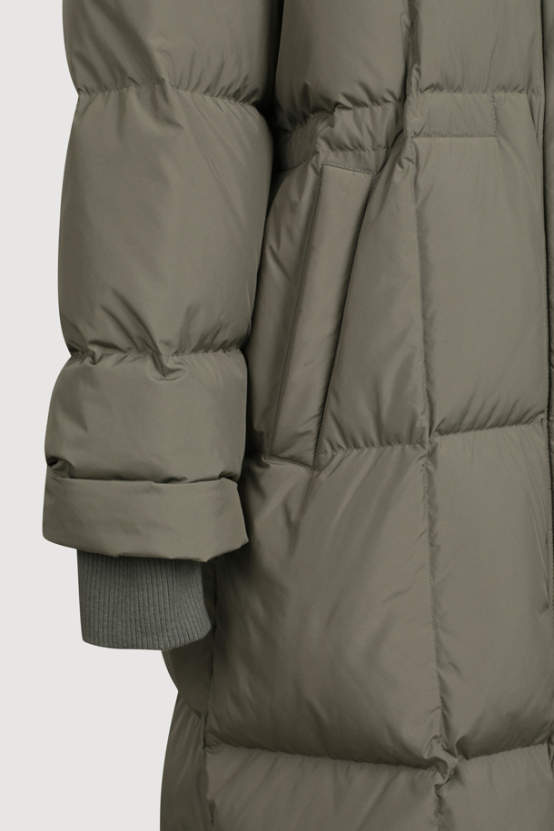 폭스 퍼 롱 다운 점퍼는 추운 겨울, 데일리룩에 캐주얼, 미니멀, 클래식한 스타일을 더해줄 여성용 아우터입니다. 부드러운 촉감의 나일론 소재와 두꺼운 두께감으로 보온성을 높였으며, 허리 스트링과 리브 소맷단으로 사이즈 조절이 가능합니다. 후드 퍼 트리밍, 다운 충전재, 이중 여밈, 사이드 포켓 등 다양한 디테일이 돋보이며, 긴 소매와 롱 기장으로 더욱 따뜻하게 착용할 수 있습니다. 지퍼와 스냅 버튼으로 간편하게 여닫을 수 있으며, 안감 또한 다운으로 처리하여 포근함을 더했습니다.
