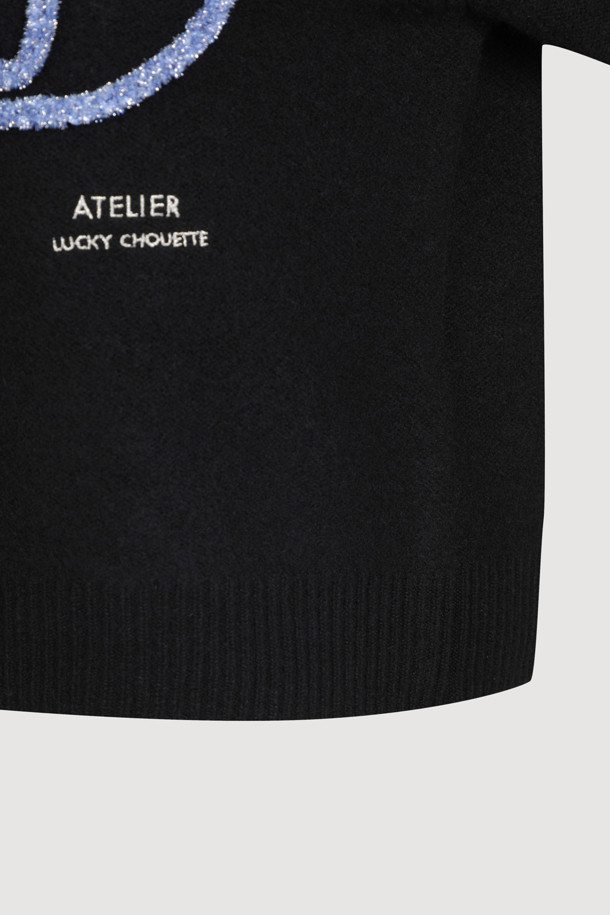 LUCKY CHOUETTE - 스웨터 - [Atelier] Big Emblem Point Turtle Neck Knit Pullover (black)