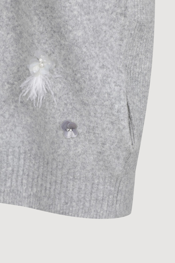 LUCKY CHOUETTE - 베스트 - [Atelier] Flower Decorated V-neck Knit Vest (melange grey)