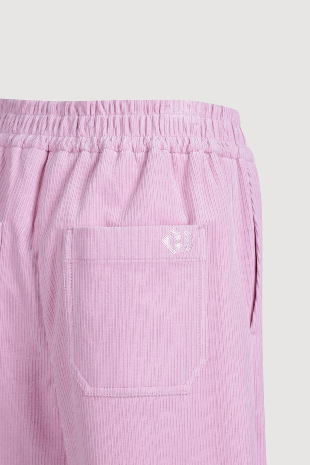 부드러운 코듀로이 소재의 여성용 핑크색 코듀로이 팬츠입니다. 허리 밴딩으로 편안하게 착용 가능하며, 넉넉한 와이드 핏과 루즈핏으로 캐주얼한 스타일을 연출합니다. 양옆 포켓과 힙 포켓, 밑단 스냅 버튼 슬릿 디테일이 특징입니다. 가을, 겨울에 동네 마실룩, 가을 나들이룩, 겨울 데일리룩 등 다양한 TPO에 활용하기 좋습니다. 미니멀, 클래식 스타일을 즐겨 입는 여성분들께 추천합니다.
