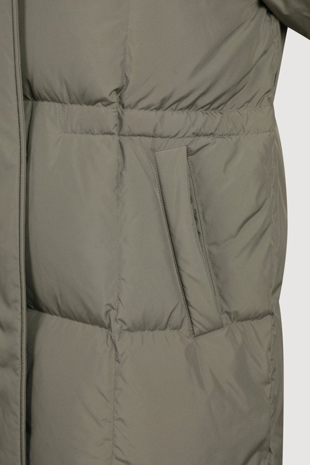 폭스 퍼 롱 다운 점퍼는 추운 겨울, 데일리룩에 캐주얼, 미니멀, 클래식한 스타일을 더해줄 여성용 아우터입니다. 부드러운 촉감의 나일론 소재와 두꺼운 두께감으로 보온성을 높였으며, 허리 스트링과 리브 소맷단으로 사이즈 조절이 가능합니다. 후드 퍼 트리밍, 다운 충전재, 이중 여밈, 사이드 포켓 등 다양한 디테일이 돋보이며, 긴 소매와 롱 기장으로 더욱 따뜻하게 착용할 수 있습니다. 지퍼와 스냅 버튼으로 간편하게 여닫을 수 있으며, 안감 또한 다운으로 처리하여 포근함을 더했습니다.
