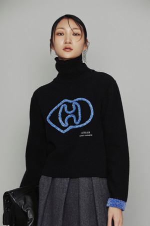 [Atelier] Big Emblem Point Turtle Neck Knit Pullover (black)