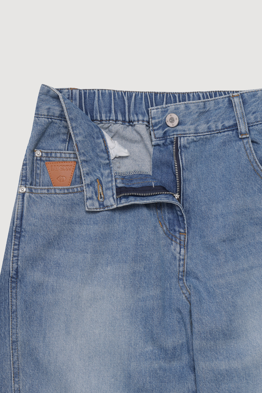 LUCKY CHOUETTE - 롱/미디팬츠 - Wappen Point Back Banding Denim Pants (blue)