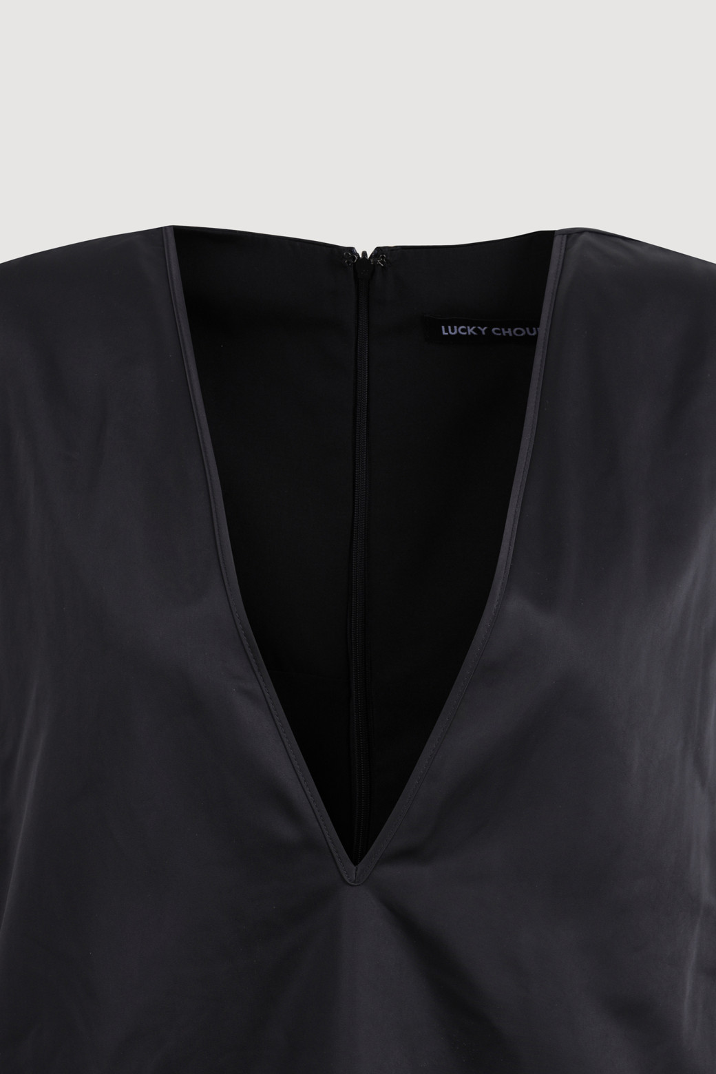LUCKY CHOUETTE - 민소매 원피스 - V Neck Frill Mini Dress (black)