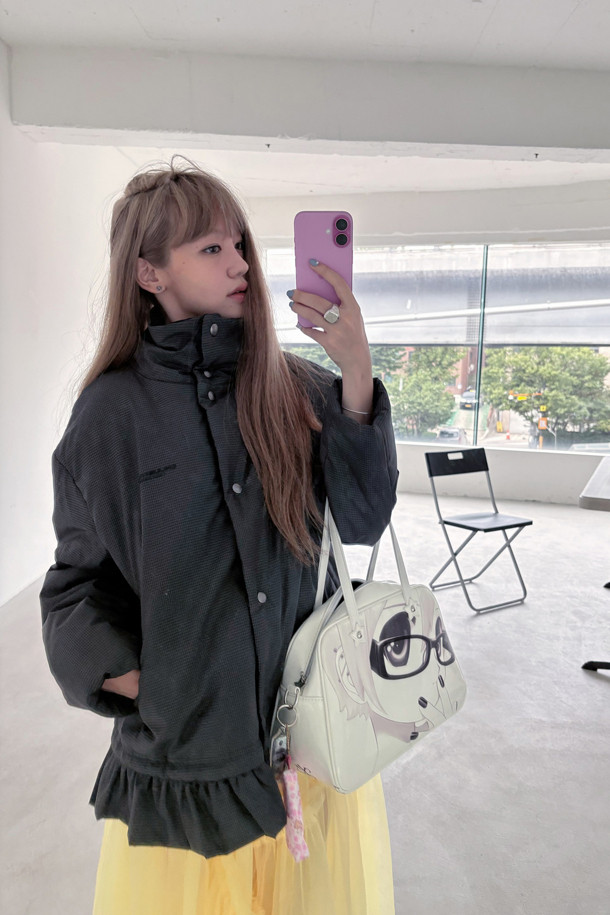 럭키슈에뜨(LUCKY CHOUETTE)의 Chouetties 헤 Hem Frill 패딩 점퍼는 다크 그레이 컬러의 여성 패딩 점퍼입니다. 캐주얼하면서도 여성스러운 스타일로, 일상생활은 물론 산책룩으로도 활용하기 좋습니다. 오버핏으로 편안하게 착용 가능하며, 체크 패턴과 밑단 셔링 디테일, 밑단 스트링으로 사이즈 조절이 용이합니다. 두꺼운 두께감의 나일론 소재로 제작되었으며, 긴 소매와 스냅 여밈 방식, 로고 프린트, 솔리드 안감이 특징입니다. 겨울철 따뜻하고 스타일리시하게 연출할 수 있는 아이템입니다.
