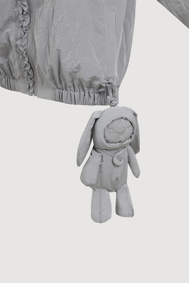 Chouetties by LUCKY CHOUETTE(슈에티 by 럭키슈에뜨)의 Chourong Pouch Key Ring(슈롱 파우치 키링) (silver)입니다. 가볍고 넉넉한 수납력을 자랑하는 파우치형 키링으로, 캐주얼한 스타일을 연출하기 좋습니다. 나일론 소재로 제작되었으며, 슈롱이 캐릭터 디자인이 귀엽게 돋보입니다. 동네 마실룩, 쇼핑룩, 여행룩 등 다양한 TPO에 활용할 수 있으며, 캐주얼, 미니멀, 걸리시한 스타일을 즐기는 분들께 추천합니다. 프릴 점퍼와 함께 코디하여 더욱 사랑스러운 룩을 완성해보세요.
