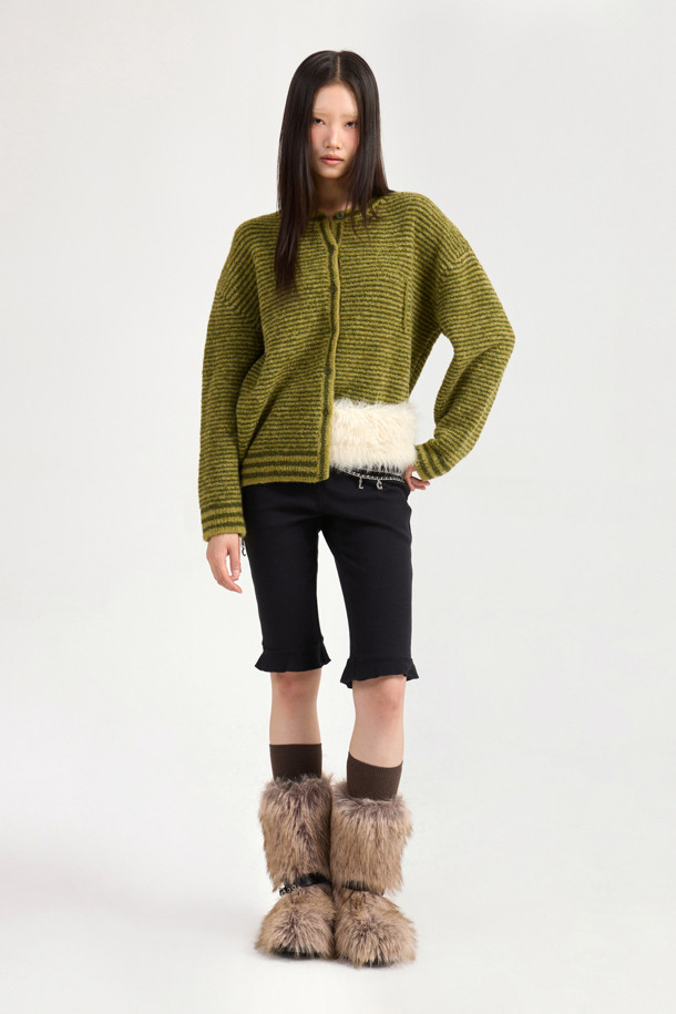 LUCKY CHOUETTE (럭키슈에뜨)의 Chouetties Fake Fur Belt (아이보리)는 부드러운 촉감의 페이크 퍼 소재로 제작된 여성용 벨트입니다. 가을, 겨울 시즌에 어울리며, 캐주얼, 미니멀, 클래식 스타일을 모두 아우르는 디자인입니다. 끈으로 여미는 방식이며, 개발 달 금속 장식이 포인트로 더해져 세련된 느낌을 줍니다. 가벼운 착용감으로 데이트룩, 모임룩 등 다양한 룩에 레이어드하여 연출할 수 있습니다.
