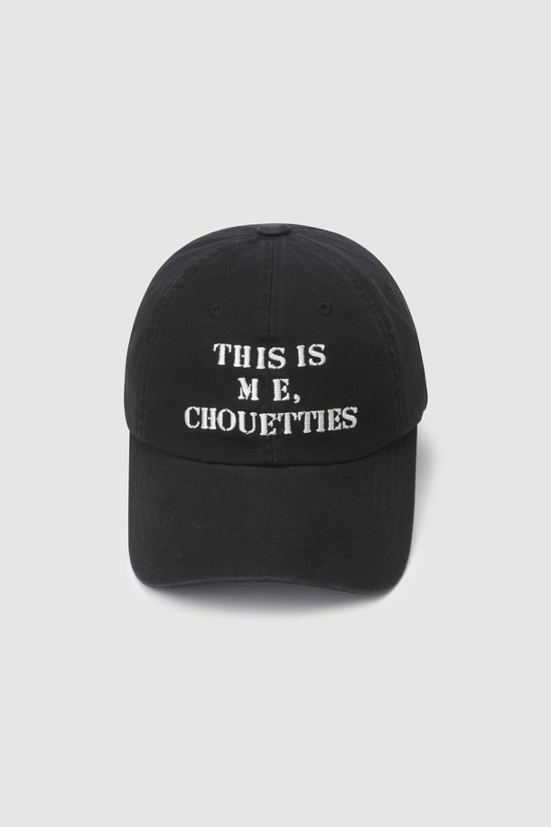 LUCKY CHOUETTE의 Chouetties 자수 포인트 볼캡입니다. 블랙 컬러의 코튼 소재로 제작되어 봄, 여름, 가을 계절에 착용하기 좋습니다. "Chouetties" 레터링 자수와 버클 디자인, 후면 사이즈 조절 버클이 특징이며, 일상생활에서 유니크한 스타일을 연출할 수 있습니다.
