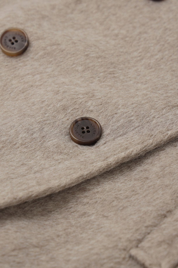 럭키슈에뜨의 Chouetties (슈에티스) 하프 더블 코트는 멜란지 베이지 컬러의 여성용 코트입니다. 캐주얼한 스타일로, 가을과 겨울에 착용하기 좋으며, 루즈핏으로 편안함을 더했습니다. 울 소재에 두꺼운 두께감으로 따뜻함을 유지하며, 안감이 있어 착용감을 높였습니다. 더블 버튼 여밈 방식과 4개의 포켓, 긴 소매 디자인이 특징이며, 출근룩, 클래식, 미니멀, 캐주얼 스타일을 연출하기 좋습니다.
