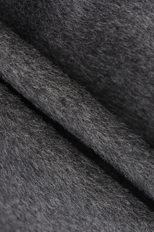 LUCKY CHOUETTE (럭키슈에뜨)의 Chouetties Half Double Coat (슈에티스 하프 더블 코트)는 멜란지 그레이 컬러의 여성용 코트입니다. 캐주얼 및 베이직 스타일로, 가을과 겨울에 착용하기 좋은 두꺼운 울 소재의 하프 기장 더블 코트입니다. 루즈핏으로 편안하게 착용 가능하며, 4개의 포켓과 안감이 있어 실용성을 더했습니다. 출근룩, 모임룩, 데이트룩 등 다양한 TPO에 활용할 수 있으며, 클래식, 미니멀, 캐주얼 스타일을 연출하기 좋습니다. 부드러운 촉감과 긴 소매 기장이 특징입니다.
