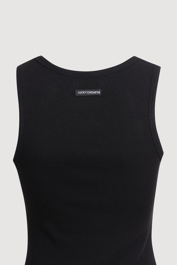 럭키슈에뜨의 헴 볼륨 민소매 원피스(블랙)는 여성용 캐주얼 원피스입니다. A라인 핏과 플레어 치마 타입으로, 허리 밴딩과 스커트 셔링 디테일이 특징이며 볼륨감 있는 실루엣을 연출합니다. 라운드넥 디자인에 민소매 기장으로, 여름철 데이트룩, 카페룩, 바캉스룩 등 다양한 TPO에 활용하기 좋습니다. 뒷면 라벨 장식, 무지 패턴으로 미니멀하고 로맨틱한 스타일을 완성하며, 레이어드 스타일링으로 개성 있는 연출이 가능합니다.
