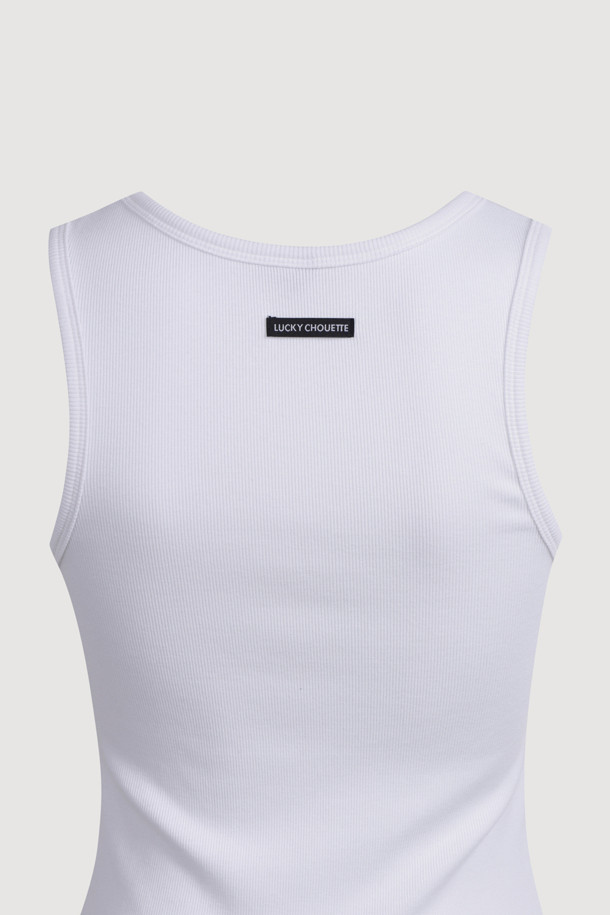 럭키슈에뜨 Chouetties (슈에티스) 헴 볼륨 슬리브리스 원피스 (화이트)는 우아한 스타일을 연출하는 여성 의류입니다. 봄, 여름 시즌에 어울리는 슬리브리스 디자인으로, A라인 치마핏과 허리 밴딩으로 편안하면서도 여성스러운 실루엣을 강조합니다. 풍성한 볼륨감의 스커트 셔링 디테일이 돋보이며, 뒤 라벨 장식이 포인트로 더해졌습니다. 데이트룩, 카페룩, 휴가룩 등 다양한 TPO에 활용 가능하며, 클래식, 미니멀, 로맨틱 스타일을 즐겨 입는 분들께 추천합니다.
