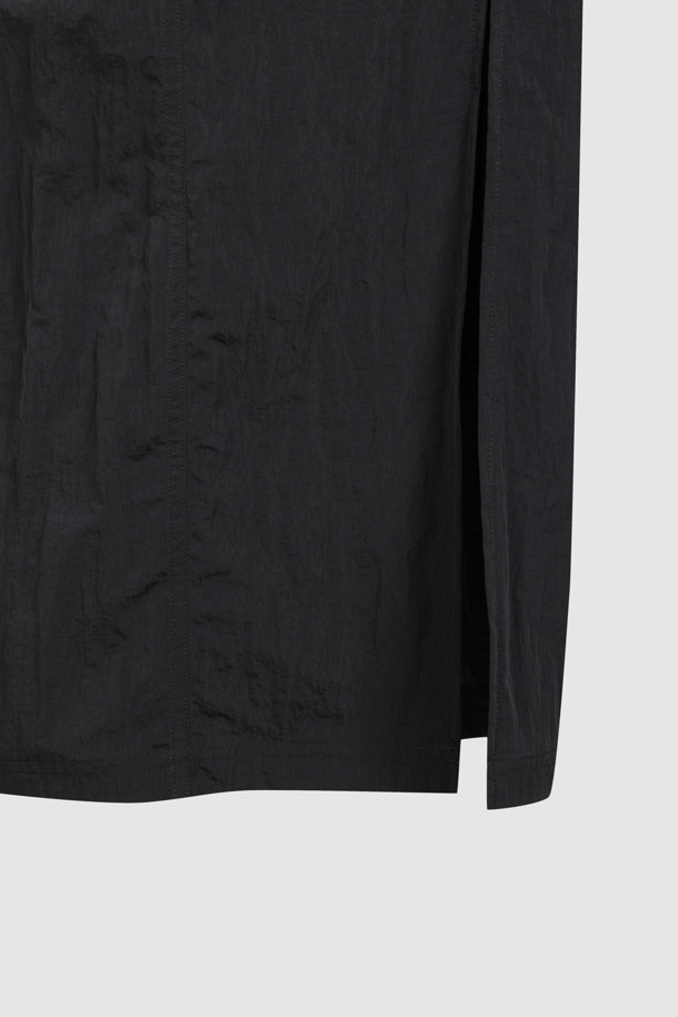 럭키슈에뜨(LUCKY CHOUETTE)의 Chouetties 허리 스트링 롱 스커트(블랙)입니다. 나일론 소재로 제작되어 얇고 가볍게 착용 가능하며, 사계절 내내 활용할 수 있습니다. 허리 밴딩과 스트링으로 편안한 착용감을 선사하며, 셔링 디테일이 여성스러운 실루엣을 연출합니다. 뒷면 포켓과 레터링 자수 포인트로 캐주얼하고 우아한 스타일을 완성하며, 동네 마실룩이나 여행룩에 모두 잘 어울립니다. H라인 핏의 롱스커트로 미니멀하고 클래식한 스타일을 연출해보세요.
