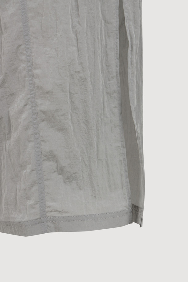 럭키슈에뜨(LUCKY CHOUETTE)의 Chouetties 허리 스트링 롱 스커트(실버)입니다. 부드러운 나일론 소재로 제작되어 편안한 착용감을 선사하며, 사계절 내내 활용 가능한 아이템입니다. H라인 루즈핏에 허리 밴딩과 스트링 디테일이 더해져 캐주얼하면서도 우아한 분위기를 연출합니다. 뒷면 포켓과 레터링 자수 포인트로 밋밋함을 덜었으며, 데이트룩, 쇼핑룩 등 다양한 TPO에 맞춰 미니멀, 클래식 스타일을 완성할 수 있습니다. 실버 컬러의 얇은 두께로 시원하고 세련된 느낌을 줍니다.
