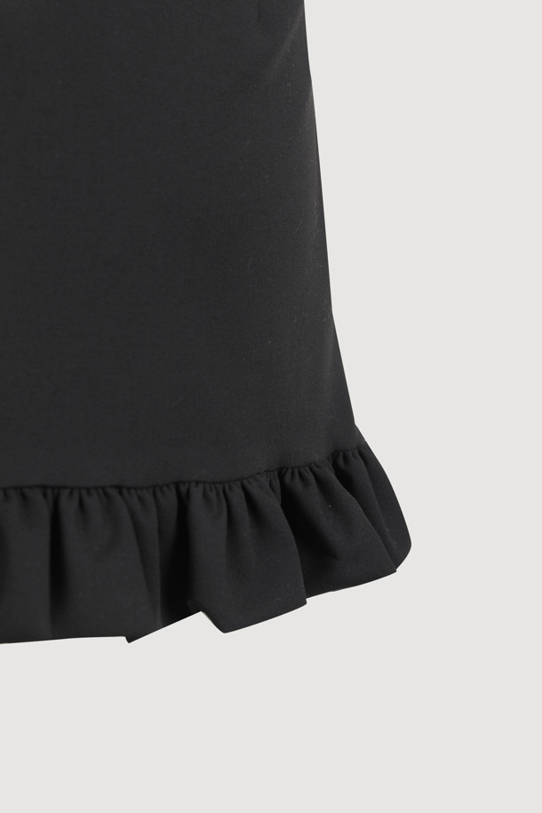 럭키슈에뜨(LUCKY CHOUETTE)의 프릴 헴 미니 스커트(black)입니다. 캐주얼한 무드의 블랙 미니스커트로, H라인 핏과 로우라이즈 디자인이 특징입니다. 폴리에스테르 소재로 제작되어 사계절 내내 편안하게 착용할 수 있으며, 프릴 밑단 디테일이 여성스러운 포인트를 더합니다. 사이드 지퍼로 간편하게 여닫을 수 있으며, 데이트룩, 쇼핑룩 등 다양한 TPO에 활용 가능합니다. 레이어드 스타일링을 통해 미니멀, 클래식 룩을 연출할 수 있습니다.
