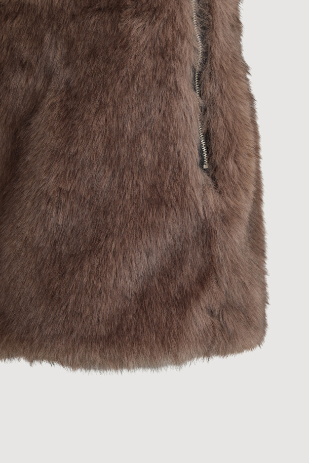 럭키슈에뜨의 쇼에티 페이크 퍼 미니 스커트(브라운)는 빈티지 무드를 연출하는 여성용 미니스커트입니다. 부드러운 촉감의 페이크 퍼 소재와 두꺼운 두께감으로 가을, 겨울 시즌에 따뜻하게 착용할 수 있습니다. 옆라인 금속 지퍼 디테일과 로우라이즈 디자인이 특징이며, 데이트룩, 모임룩, 연말 모임룩 등 다양한 TPO에 활용 가능합니다. 클래식, 미니멀, 레트로 스타일을 즐겨 입는 분들께 추천하며, 가벼운 무게감으로 편안하게 착용할 수 있습니다. 털 빠짐 현상이 있을 수 있으니 구매 전 참고 바랍니다.
