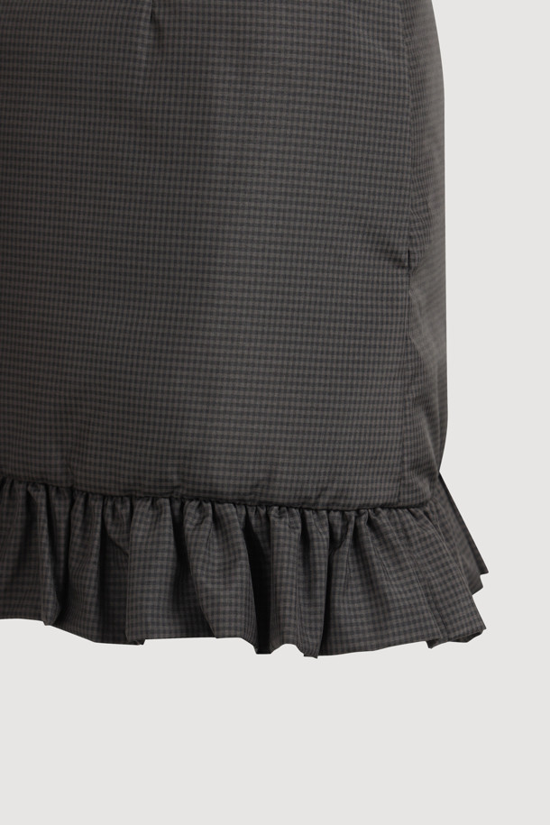 럭키슈에뜨의 Chouetties (슈에티스) Hem Frill Check Padding Skirt (다크 그레이)는 겨울철 캐주얼 룩을 위한 패딩 스커트입니다. 다크 그레이 컬러의 체크 패턴이 돋보이며, 밑단 러플 디테일이 여성스러운 포인트를 더합니다. H라인 핏과 로우라이즈 디자인으로 세련된 실루엣을 연출하며, 두꺼운 두께감으로 따뜻하게 착용할 수 있습니다. 출근룩뿐만 아니라 미니멀, 클래식 스타일에도 잘 어울리는 활용도 높은 아이템입니다.
