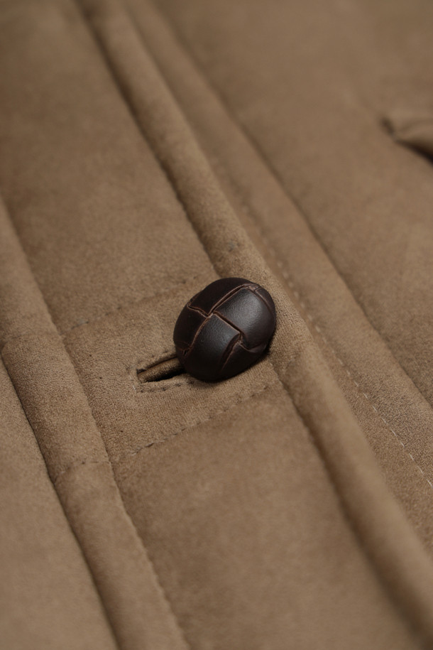 럭키슈에뜨 Chouetties (쇼티스) Fake Mustang (베이지)는 여성스러운 캐주얼 스타일을 연출하는 무스탕입니다. 스웨이드와 덤블 소재의 조화로 포근하고 부드러운 촉감을 선사하며, 두꺼운 두께감으로 따뜻하게 착용할 수 있습니다. 넉넉한 루즈핏과 스탠다드핏 디자인으로 편안한 착용감을 제공하며, 하프 기장으로 다양한 하의와 매치하기 좋습니다. 아웃포켓 디테일과 로고 엠보 포인트가 디자인의 포인트를 더하며, 가을과 겨울 시즌 데일리룩에 활용하기 좋습니다. 베이지 컬러는 미니멀하고 클래식한 분위기를 연출합니다.
