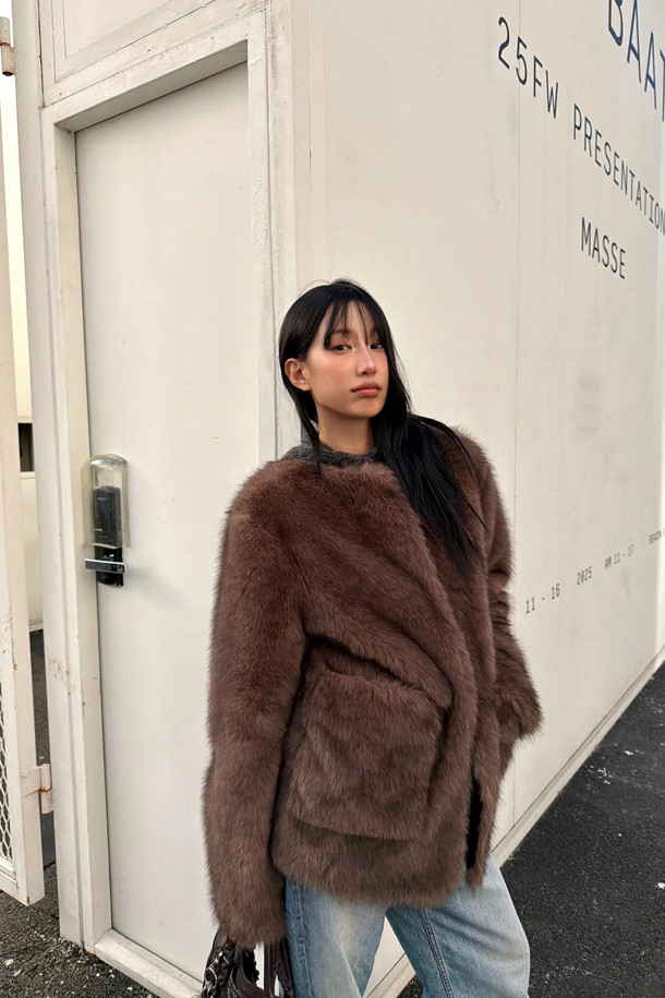 럭키슈에뜨의 슈에티스 페이크 퍼 재킷(브라운)은 출근룩, 오피스룩, 비즈니스 캐주얼에 어울리는 아이템입니다. 클래식, 미니멀, 시크한 스타일을 연출하기에 적합하며, 부드러운 페이크 퍼 소재가 고급스러운 분위기를 더합니다. 브라운 컬러는 따뜻하고 세련된 느낌을 주어 다양한 옷차림에 코디하기 좋습니다. 럭키슈에뜨만의 감각적인 디자인으로, 겨울철 스타일링에 포인트를 더해보세요. 페이크 퍼 재킷으로 시크하고 따뜻한 겨울을 완성하세요.
