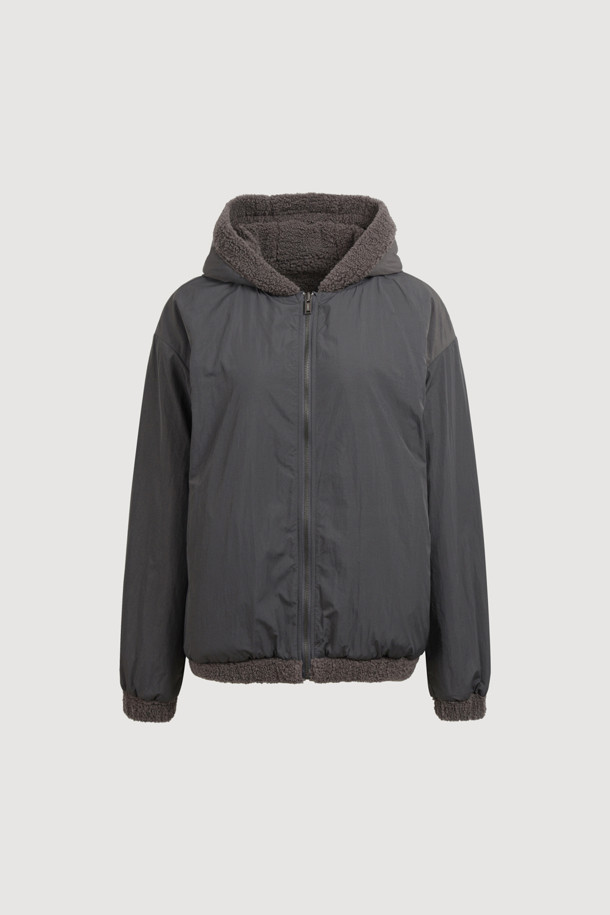 럭키 슈에뜨(LUCKY CHOUETTE)의 Chouetties 페이크 퍼 리버시블 후드 점퍼(다크 그레이)입니다. 부드러운 플리스, 나일론, 페이크 퍼 소재로 제작되어 가을, 겨울 시즌에 따뜻하게 착용할 수 있습니다. 넉넉한 오버핏에 지퍼 여밈 방식으로 편안함을 더했으며, 소매단과 밑단 밴딩 처리로 활동성을 높였습니다. 안감은 페이크 퍼 소재로 뒤집어 투웨이 스타일 연출이 가능하며, 캐주얼, 미니멀, 고프코어 스타일을 즐겨 입는 여성분들께 추천합니다. 가슴 부분에는 럭키 크레센트 문 와펜 자수 장식이 포인트로 더해졌습니다. 산책, 집콕, 여행 등 다양한 상황에서 활용하기 좋은 아이템입니다.
