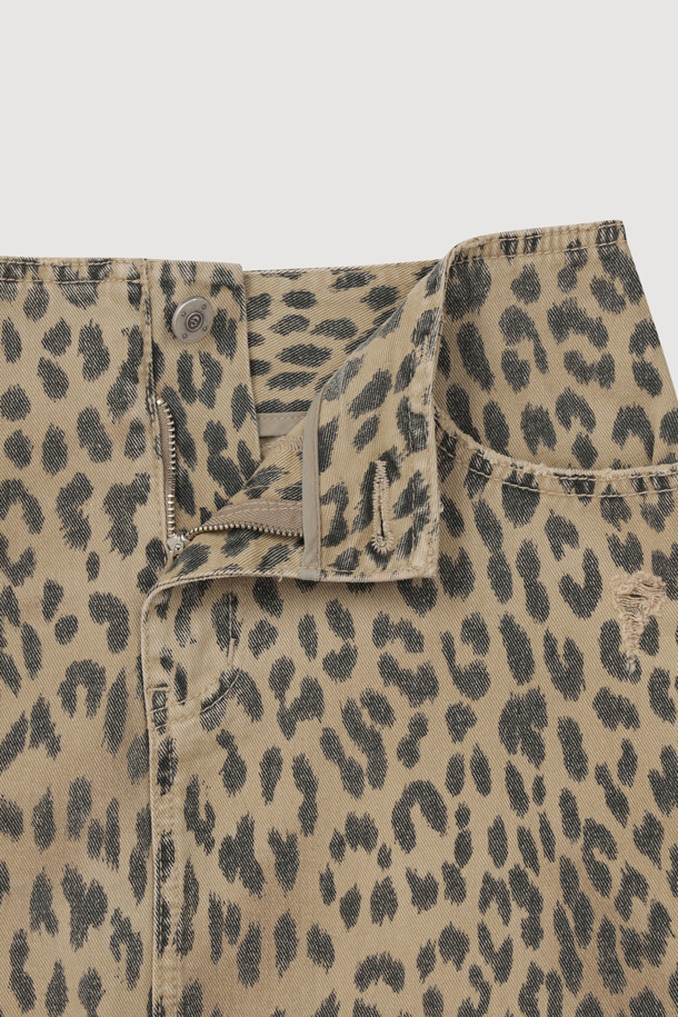 Chouetties by LUCKY CHOUETTE(슈에티 바이 럭키슈에뜨) 레오파드 미니 데님 스커트 (베이지)는 캐주얼과 빈티지 무드를 동시에 연출할 수 있는 여성용 미니스커트입니다. 사계절 활용 가능한 데님 소재의 H라인 핏으로, 로우라이즈 디자인이 특징입니다. 베이지 컬러 바탕에 레오파드 패턴이 돋보이며, 스톤 워싱과 데미지 디테일, 로고 캔톤, 리벳 장식, 레터링 자수 등의 디테일이 더해져 유니크한 매력을 선사합니다. 데이트룩과 쇼핑룩에 어울리는 캐주얼, 클래식, 미니멀 스타일의 아이템입니다.
