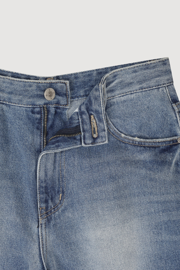 럭키슈에뜨(LUCKY CHOUETTE)의 워싱 와이드 데님 팬츠 (블루)는 캐주얼하고 빈티지한 스타일을 연출하기에 좋은 아이템입니다. 봄, 가을에 어울리는 맥시 기장의 데님 팬츠로, 럭키슈에뜨 로고 캔톤과 리벳 디테일이 돋보입니다. 뒷면에는 슈에띠즈 레터링 자수가 새겨져 있으며, 빈티지 워싱과 사이드 도밍고 워싱으로 포인트를 더했습니다. 와이드 핏으로 편안한 착용감을 제공하며, 동네 마실룩이나 쇼핑룩에 매치하기 좋습니다. 데님 소재 특유의 자연스러운 멋을 살린 이 바지는 레트로 무드를 즐기는 분들께 추천합니다.
