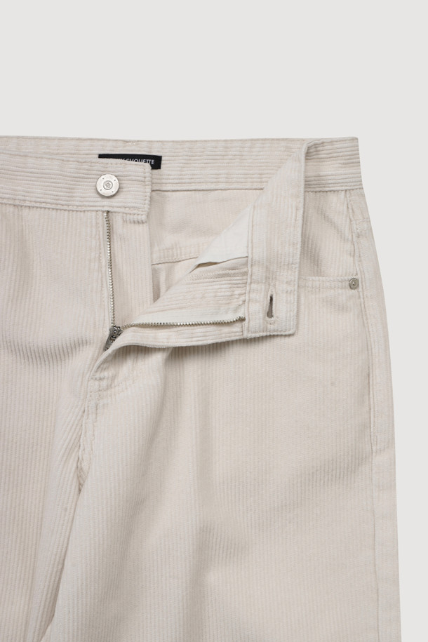 럭키슈에뜨 (LUCKY CHOUETTE)의 Chouetties 워싱 와이드 코듀로이 팬츠 (아이보리)입니다. 캐주얼 스타일의 여성 의류로, 가을과 겨울에 착용하기 좋습니다. 로우라이즈 디자인에 럭키슈에뜨 로고와 Lucky Crescent Moon 자수가 포인트로 더해졌습니다. 와이드핏으로 편안한 착용감을 선사하며, 데이트룩이나 모임룩에 활용하기 좋습니다. 부드러운 코듀로이 소재에 워싱 가공을 거쳐 자연스러운 핏을 연출합니다.
