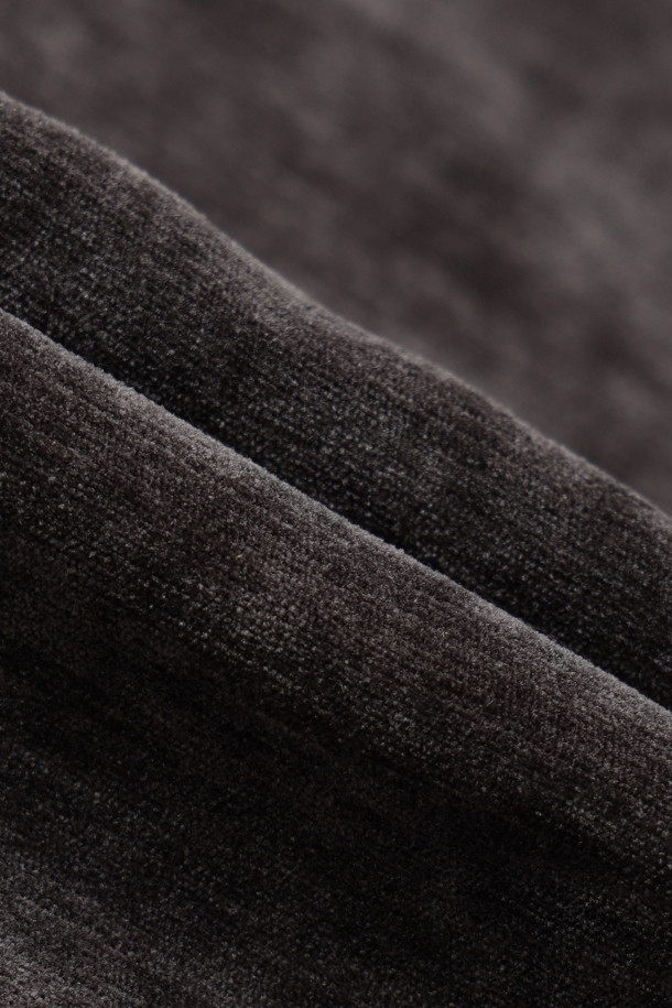 [Re-Order] 럭키슈에뜨_프릴 포인트 벨벳 롱 팬츠 (다크 그레이)는 부드러운 촉감의 벨벳 소재로 제작되어 가을, 겨울 시즌에 따뜻하게 착용하기 좋은 여성용 와이드 핏 긴 바지입니다. 허리 스트링과 사이드 러플 디테일이 캐주얼하면서도 여성스러운 분위기를 더하며, 루즈핏과 맥시 기장으로 편안함을 선사합니다. 집콕룩, 산책룩 등 편안한 일상에 잘 어울리며, 캐주얼, 미니멀, 클래식 스타일을 즐겨 입는 분들께 추천합니다. 세트 상품으로도 구매 가능합니다.
