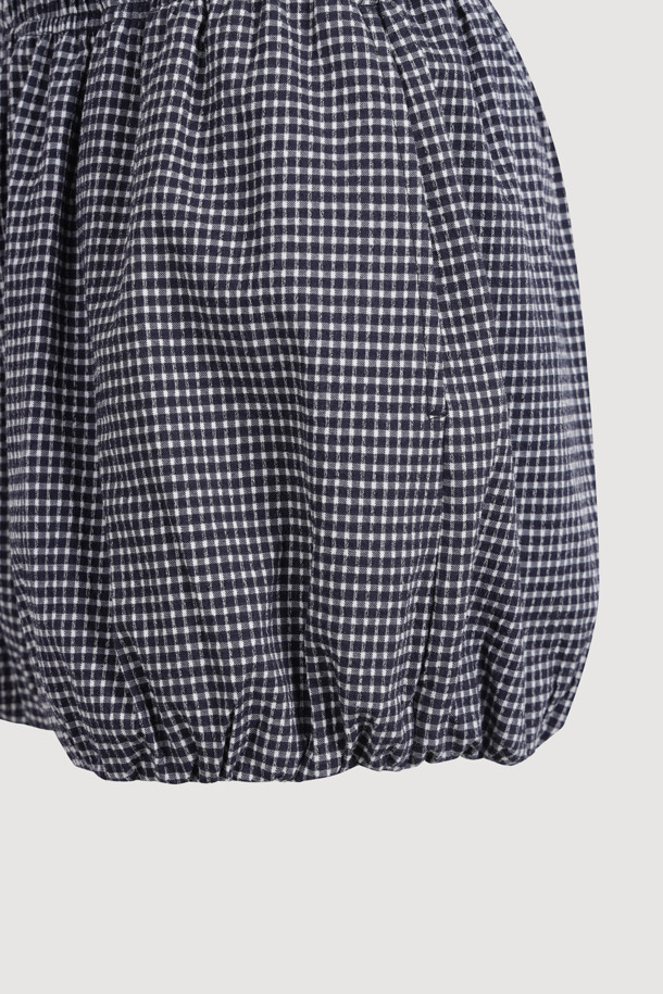 LUCKY CHOUETTE (럭키슈에뜨)의 Chouetties Check Volume Shorts (체크 볼륨 쇼츠) 입니다. 블루 컬러의 여성 숏팬츠로, 캐주얼하고 여성스러운 스타일을 연출합니다. 허리 밴딩과 밑단 밴딩으로 편안한 착용감을 선사하며, 셔링 디테일과 볼륨감 있는 디자인이 특징입니다. 체크 패턴이 돋보이며, 뒷면 라벨 장식으로 포인트를 더했습니다. 동네 마실룩, 카페룩, 봄 소풍룩 등 다양한 TPO에 활용하기 좋은 아이템입니다.
