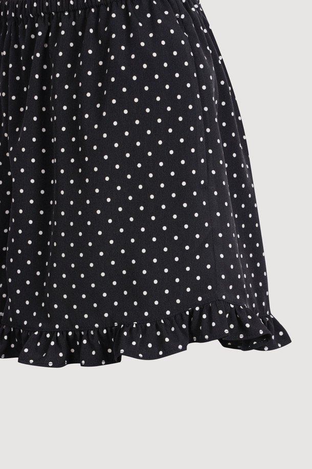 럭키슈에뜨의 Chouetties 프릴 숏팬츠 (블랙)는 여성스러운 스타일을 연출하는 데 안성맞춤입니다. 부드러운 사틴 소재와 은은한 광택감이 고급스러운 분위기를 더하며, 허리 밴딩으로 편안한 착용감을 선사합니다. 밑단 러플 디테일과 도트 패턴이 사랑스러운 포인트를 더하고, 뒷면 라벨 장식으로 브랜드의 감성을 느낄 수 있습니다. 데이트룩, 카페룩, 휴가룩 등 다양한 TPO에 로맨틱, 미니멀, 리조트 스타일로 활용해보세요.
