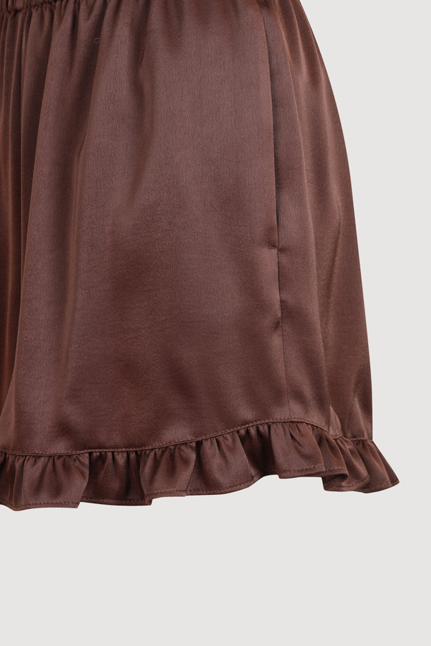 LUCKY CHOUETTE (럭키슈에뜨)의 Chouetties 프릴 쇼츠 (브라운)입니다. 부드러운 사틴 소재로 제작되어 은은한 광택감이 돋보이며, 밑단 러플 디테일이 여성스러운 분위기를 더합니다. 허리 밴딩 처리로 편안한 착용감을 선사하며, 뒷면 라벨 장식이 포인트입니다. 여름철 데이트룩, 카페룩, 휴가룩에 잘 어울리며, 클래식, 미니멀, 리조트 스타일을 연출하기 좋습니다. 숏 기장과 도트 패턴으로 시원하고 우아한 스타일을 완성해보세요.
