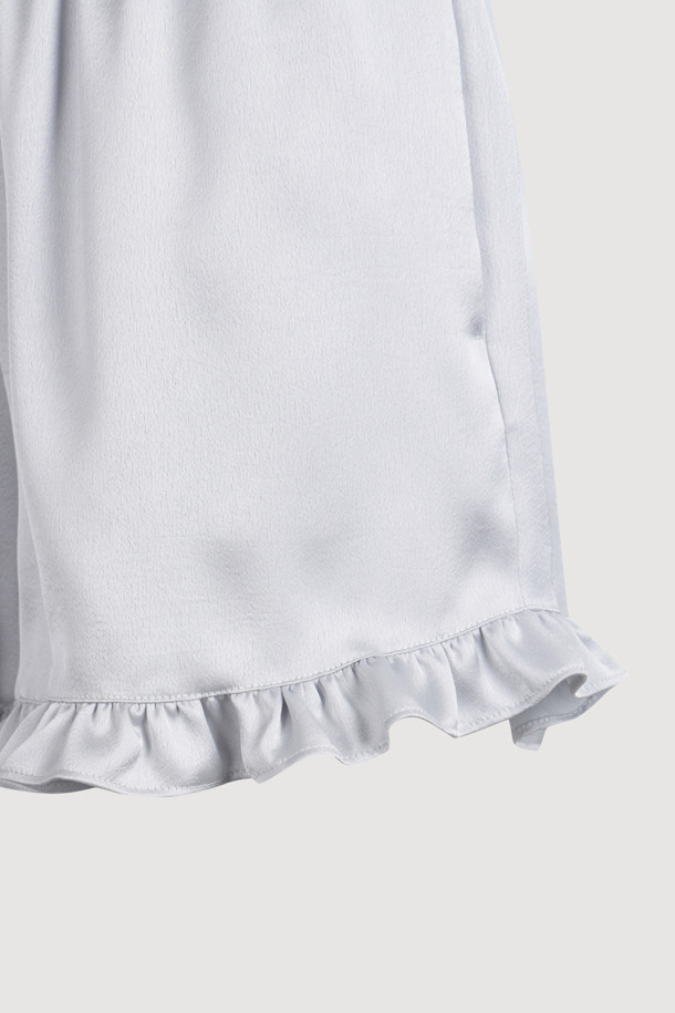 럭키슈에뜨의 Chouetties 프릴 숏팬츠 (실버)는 여성스러운 무드를 연출하는 숏 기장의 프릴 숏팬츠입니다. 은은한 광택감이 돋보이는 사틴 소재에 도트 무늬가 더해져 로맨틱하면서도 미니멀한 스타일을 완성합니다. 밑단 러플 디테일로 포인트를 더했으며, 루즈핏으로 편안한 착용감을 선사합니다. 데이트룩, 카페룩, 휴가룩 등 다양한 TPO에 활용 가능하며, 밴딩 처리로 활동성을 높였습니다. 뒷면에는 럭키슈에뜨 라벨 장식이 돋보입니다.
