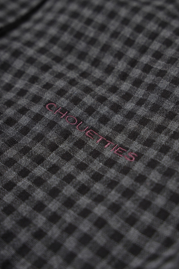 LUCKY CHOUETTE (럭키슈에뜨)의 Chouetties (슈에티) 체크 오버핏 블라우스입니다. 캐주얼, 베이직 스타일의 여성 의류로, 봄, 가을에 착용하기 좋습니다. 그레이 컬러의 체크 패턴이 돋보이며, 긴 소매와 카라넥 디자인으로 포인트를 더했습니다. 버튼다운 디테일과 크롭 기장으로 세련된 핏을 연출하며, 오버핏으로 편안하게 착용할 수 있습니다.
