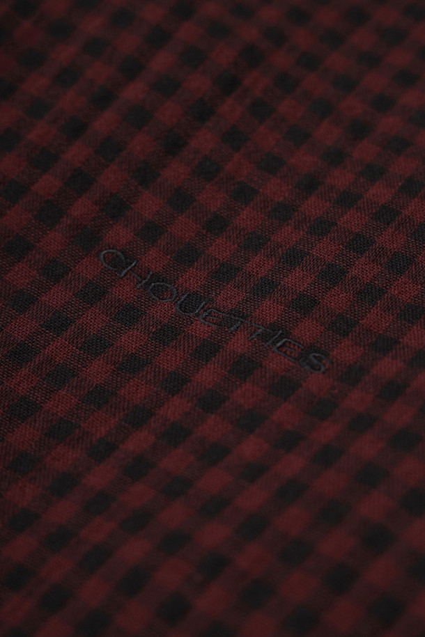 럭키슈에뜨의 Chouetties (슈에티즈) 체크 오버핏 블라우스 (와인)입니다. 캐주얼, 클래식, 미니멀 스타일을 즐겨 입는 여성 고객을 위한 제품입니다. 가을과 겨울에 어울리는 긴소매 블라우스로, 체크 패턴과 오버핏 디자인이 특징입니다. 데이트룩, 모임룩 등 다양한 TPO에 활용할 수 있으며, 카라넥으로 세련된 느낌을 더했습니다. 와인 색상이 주는 우아함과 체크 패턴의 조화가 돋보이는 블라우스입니다.
