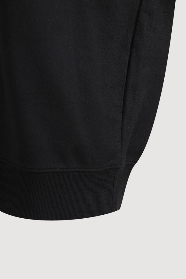 럭키슈에뜨의 Chouetties 리본 포인트 스웨트셔츠(블랙)입니다. 부드러운 면 소재로 제작되었으며, 루즈핏에 라운드넥 디자인으로 편안한 착용감을 선사합니다. 소매와 밑단 시보리 처리, 데미지 워싱, 리본 자수 디테일과 레터링 자수로 포인트를 주어 캐주얼하면서도 빈티지한 스타일을 연출합니다. 봄, 가을, 겨울, 세 계절 모두 활용 가능하며, 동네 마실룩, 집콕룩, 겨울 데일리룩 등 다양한 TPO에 활용하기 좋습니다. 미니멀, 레트로 스타일을 선호하는 여성분들께 추천합니다.
