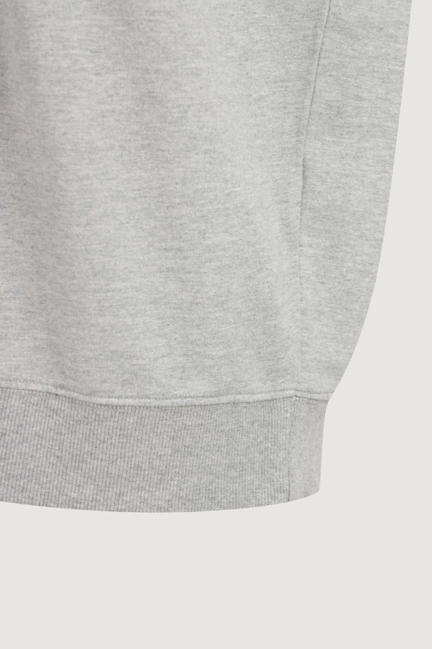 LUCKY CHOUETTE (럭키슈에뜨)의 Chouetties 리본 포인트 스웨트셔츠 (멜란지 그레이)입니다. 부드러운 코튼 미니 쮸리 소재로 제작되어 편안한 착용감을 선사합니다. 캐주얼하고 빈티지한 무드를 연출하며, 루즈핏 디자인으로 활동성을 높였습니다. 소매와 밑단은 시보리 처리되었으며, 볼륨감 있는 리본 자수와 레터링 자수가 포인트로 더해져 사랑스러운 느낌을 줍니다. 봄, 가을 동네 마실룩이나 봄 소풍룩으로 활용하기 좋습니다.
