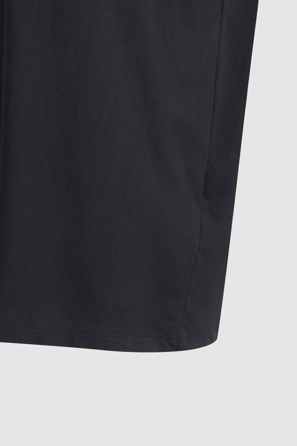 LUCKY CHOUETTE (럭키슈에뜨)의 Chouetties (슈에띠즈) 루즈핏 롱 티셔츠 (블랙)입니다. 캐주얼 스타일의 여성 긴팔 티셔츠로, 봄, 가을에 입기 좋습니다. 라운드넥에 루즈핏으로 편안하게 착용할 수 있으며, 가슴 부분에 슈에띠즈 레터링 프린트가 포인트입니다. 어깨와 암홀 라인 봉제 디테일이 돋보이며, 다양한 하의와 매치하여 동네 마실룩, 봄 소풍룩 등 미니멀하고 캐주얼한 스타일을 연출할 수 있습니다. 블랙 컬러로 어떤 옷에도 잘 어울리는 데일리 아이템입니다.
