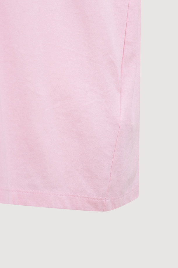 슈에티즈 바이 럭키 슈에뜨_루즈 핏 롱 티셔츠 (핑크)는 편안한 착용감과 스타일리시함을 동시에 갖춘 여성 티셔츠입니다. 핑크 컬러의 라운드넥 긴소매 티셔츠로, 봄, 가을에 캐주얼하게 착용하기 좋습니다. 루즈핏 디자인으로 박시한 실루엣을 연출하며, 가슴 부분의 슈에띠즈 레터링 프린트가 포인트를 더합니다. 어깨와 암홀 라인 봉제 디테일이 돋보이며, 데이트룩, 카페룩 등 다양한 TPO에 활용 가능합니다. 미니멀하면서도 개성 있는 스타일을 완성할 수 있는 아이템입니다.
