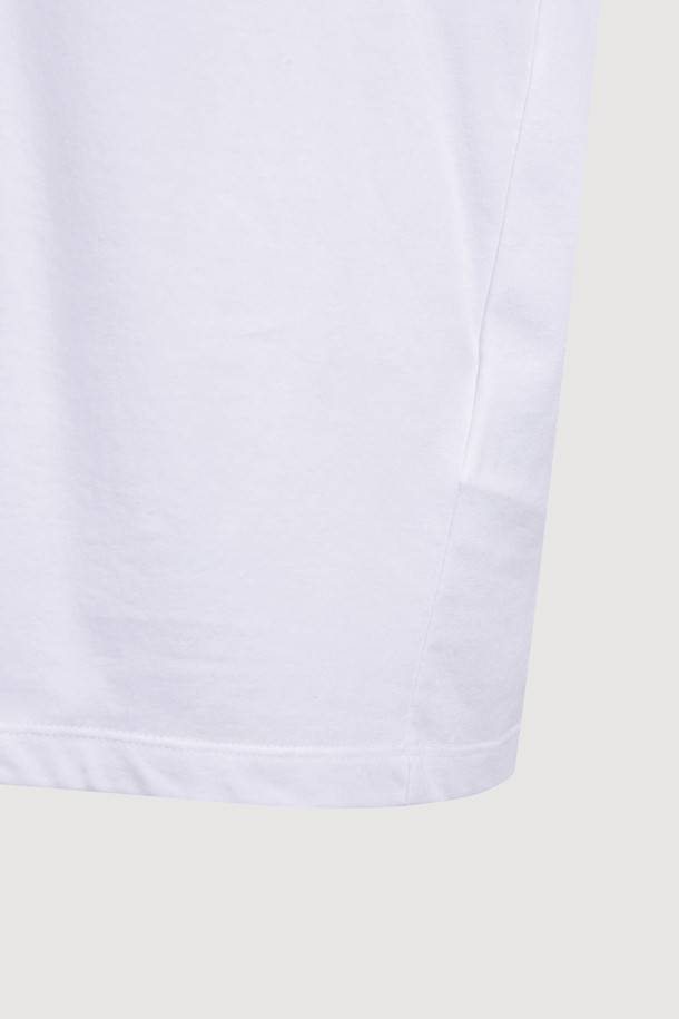 럭키슈에뜨 by 슈에띠즈_루즈 핏 롱 티셔츠 (화이트)는 캐주얼 스타일을 연출하기에 좋은 여성 긴팔 티셔츠입니다. 라운드넥 디자인에 가슴 부분 슈에띠즈 레터링 프린트가 돋보이며, 어깨와 암홀 라인 봉제 디테일이 특징입니다. 루즈핏과 박시핏으로 편안한 착용감을 선사하며, 봄, 가을 시즌 데일리룩으로 활용하기 좋습니다. 동네 마실룩이나 카페룩 등 다양한 TPO에 맞춰 캐주얼하고 미니멀한 스타일링을 완성해보세요. 다양한 아이템과 매치하여 개성 있는 스타일을 연출할 수 있습니다.
