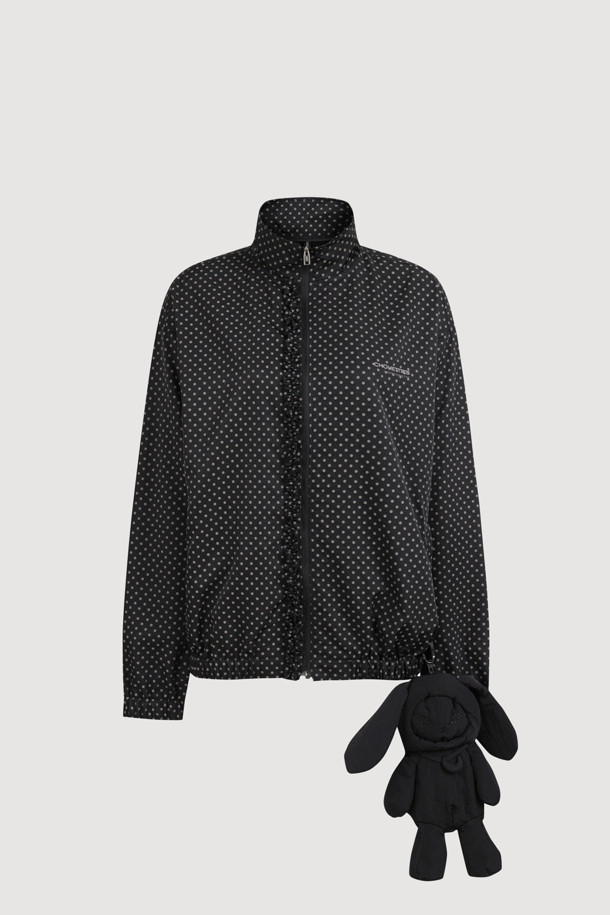 LUCKY CHOUETTE (럭키슈에뜨)의 도트 패턴 프릴 포인트 점퍼는 블랙 컬러의 여성용 아우터입니다. 가볍고 부드러운 나일론 소재로 제작되어 봄, 가을 간절기에 착용하기 좋습니다. 지퍼형 여밈 방식과 루즈핏 디자인으로 편안한 착용감을 선사하며, 프릴 디테일과 레터링 프린트가 돋보입니다. 소매와 밑단 밴딩 처리로 활동성을 높였으며, 슈롱이 파우치 세트가 포함되어 실용적입니다. 캐주얼, 미니멀, 걸리시 스타일을 즐기는 분들께 동네 마실룩, 쇼핑룩, 봄 소풍룩으로 추천합니다.
