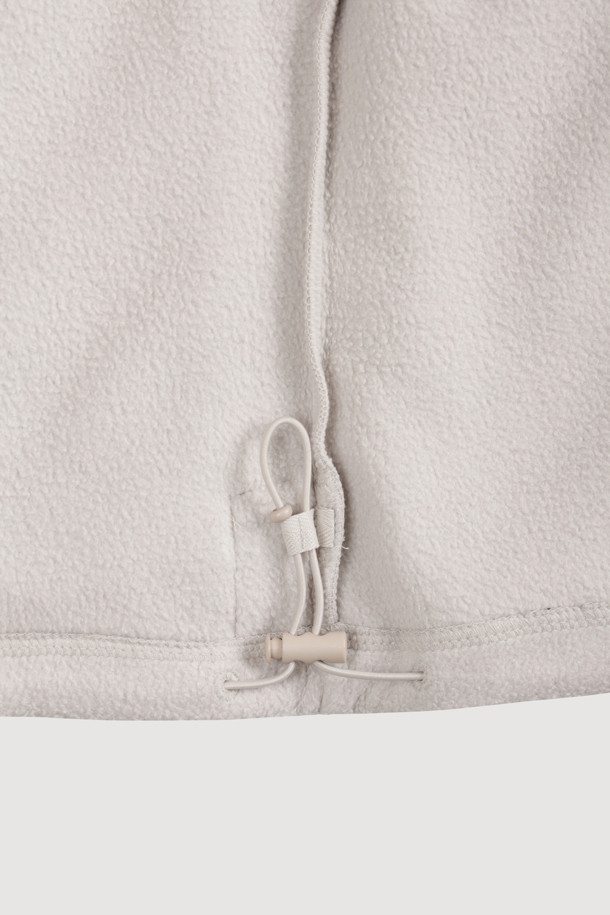 럭키슈에뜨의 Chouetties (슈에티스) by LUCKY CHOUETTE_Moon Motive 플리스 점퍼 (라이트 베이지)는 캐주얼 무드의 여성용 아우터입니다. 가을과 겨울, 일상에서 산책룩, 캠핑룩 등 다양한 TPO에 활용 가능하며, 미니멀, 고프코어 스타일을 연출하기 좋습니다. 부드러운 플리스 소재에 두꺼운 두께감으로 따뜻함을 더하고, 루즈핏 디자인으로 편안한 착용감을 제공합니다. 소매단 밴딩과 밑단 스트링, 네크라인 테이프 처리, 그리고 Lucky Crescent Moon 모티브 패치가 포인트입니다. 지퍼형 여밈 방식과 긴 소매 기장으로 실용성을 높였습니다.
